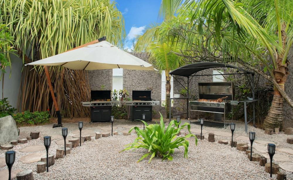 Avani Barbarons Seychelles Resort Grand Anse  Exterior foto
